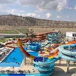 Apartamento Azure Seaview In Priscilla, Caesar Blue Resort, Aquapark, Gym, Sauna, Heated Swimming Pool *