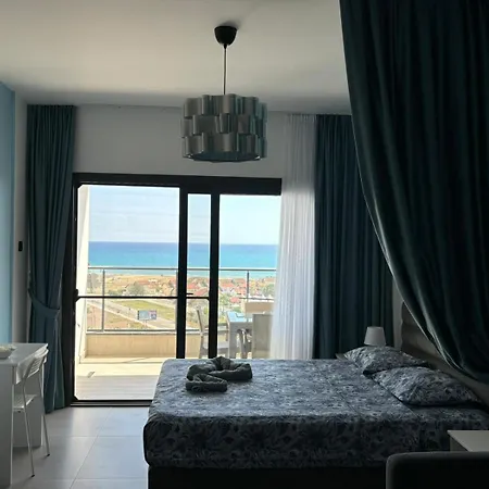 Azure Seaview In Priscilla, Caesar Blue Resort, Aquapark, Gym, Sauna, Heated Swimming Pool, Kids Playground, Padel Court Апартаменты Gastria
