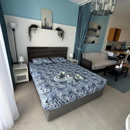 Azure Seaview In Priscilla, Caesar Blue Resort, Aquapark, Gym, Sauna, Heated Swimming Pool, Kids Playground, Padel Court Апартаменты Gastria