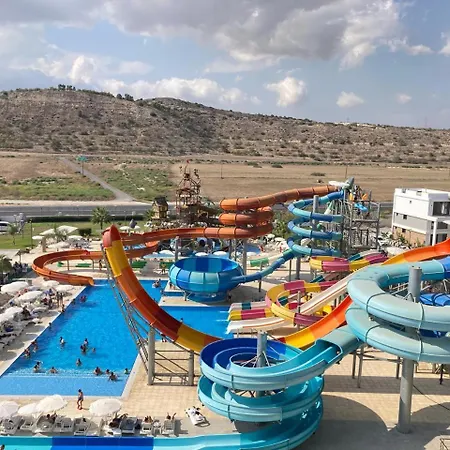Апартаменты Azure Seaview In Priscilla, Caesar Blue Resort, Aquapark, Gym, Sauna, Heated Swimming Pool, Kids Playground, Padel Court *